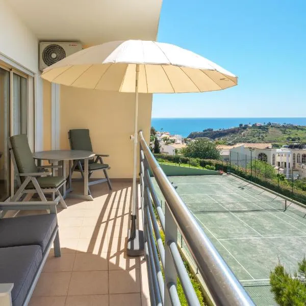 BnB Homes Ocean view Apartment with relax Terrace, 2 Swimming pools & Tennis court, hotell i Albufeira