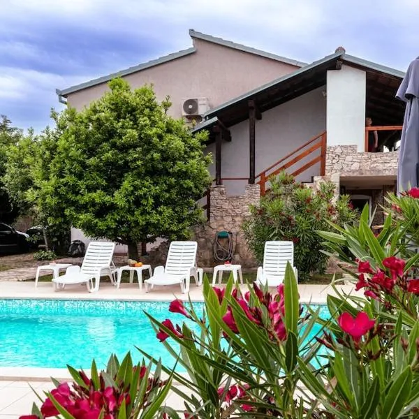 VILLA BIJOUX, Private pool, 500m to the sea and two apartments for two families, hotel di Pula