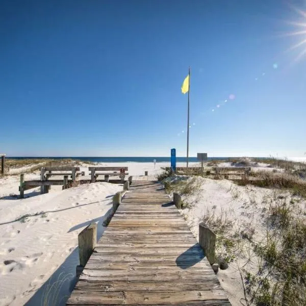 HugeWestBeachCondo - Pool - FreeParking - WinterHaven - Little Lagoon, ξενοδοχείο σε Gulf Shores