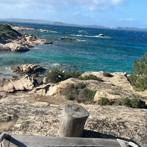 Nuovi Appartamenti Tri e Bilocali in Residence con Piscina a Porto Cervo 800mt Mare, hotel di Baja Sardinia