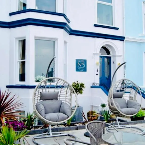 Hotel No5, Beachfront with Free Private Car Park, hotel a Conwy