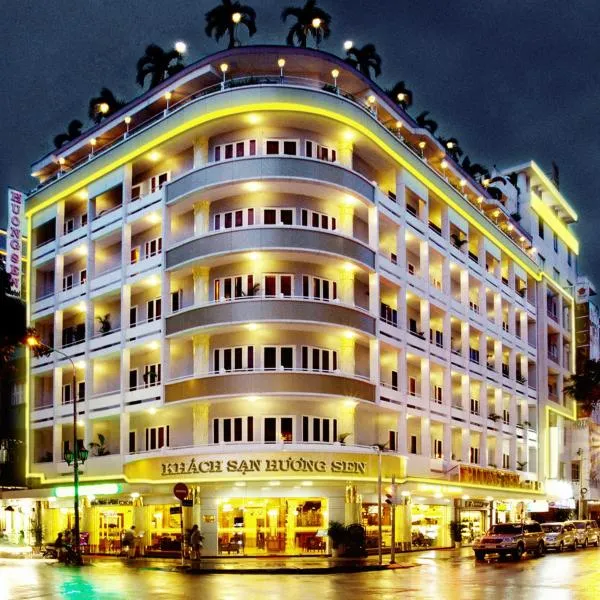 Huong Sen Hotel, hótel í Thủ Ðức