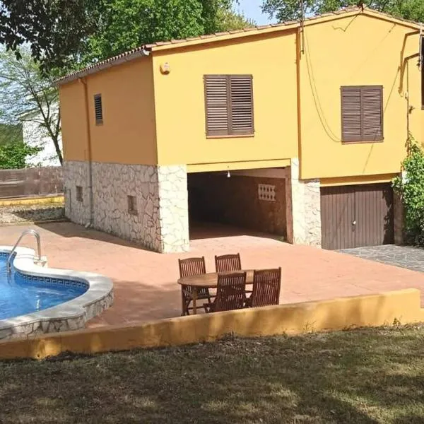 Casa independiente , piscina, naturaleza y relax, hotel din Vilanna