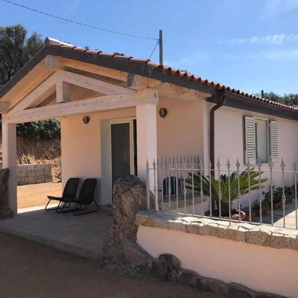 casa nuovissima nel verde, hotel di Baja Sardinia