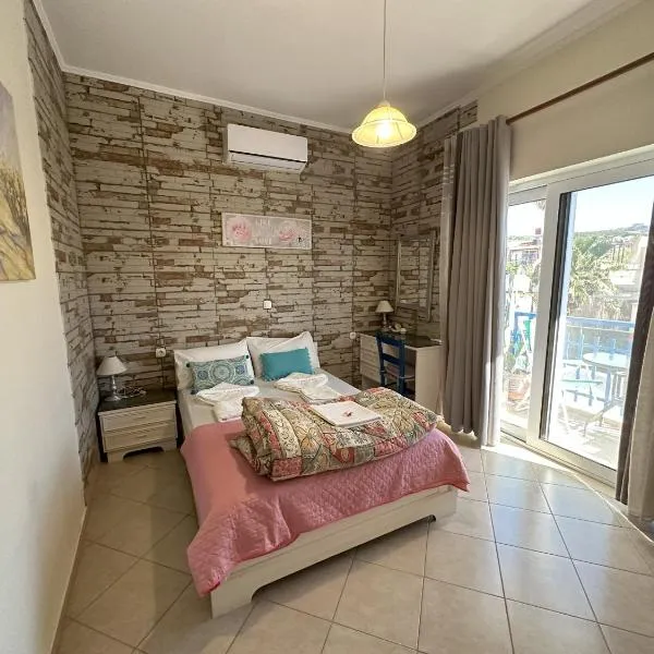 2-Bedroom Blue & White House with Garden and Beach, hotel en Platanias