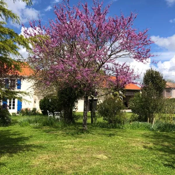 AU DOMAINE DES OISEAUX ses chambres sa gloriette insolite face à l'étang bucolique, готель у місті Tonnay-Boutonne