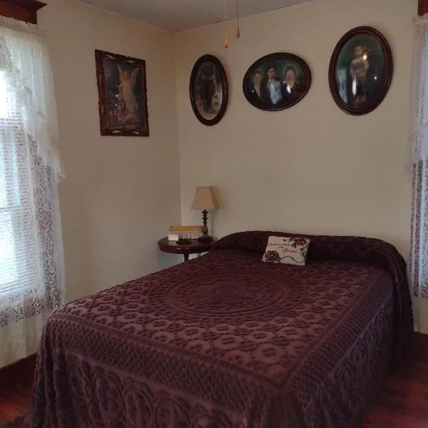 Quiet full-size bed close to town 420 friendly, hotell i Trinidad