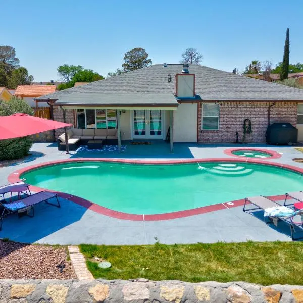 Home with Mountain View/Pool/Tub, hotel u gradu 'El Paso'