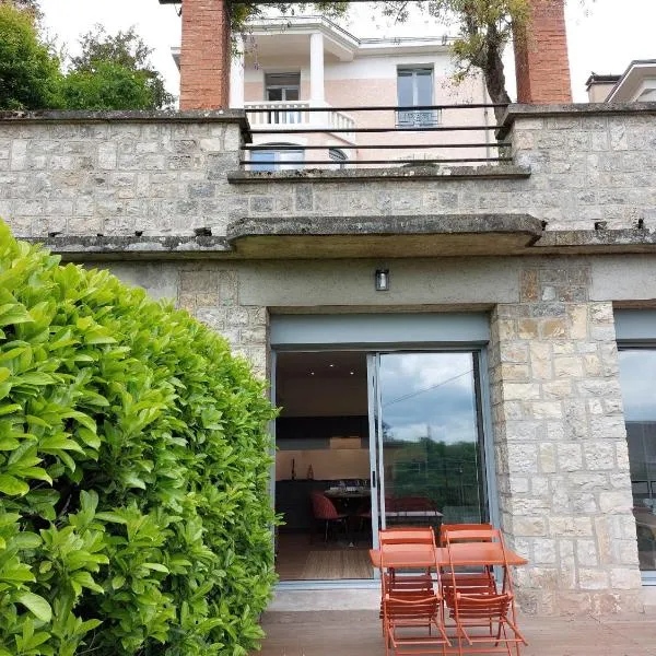 La Villa Bompard*** 50m² Cœur de ville avec terrasse, хотел в Родез