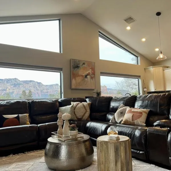 Sedona Uptown Gem! Wow! Views!! NEW! BARREL SAUNA!!! Close to trails, walk to Uptown Sedona, restaurants and shopping，位于Sedona的酒店