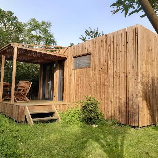 Studio en bois à 20mn du Puy du Fou avec grand jardin, hotel din Cerizay