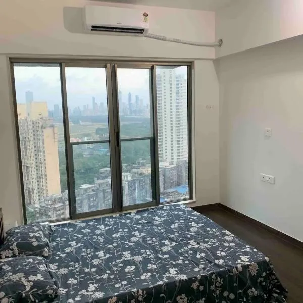 Room in Flat with Amazing City and Sea View, מלון במומבאי