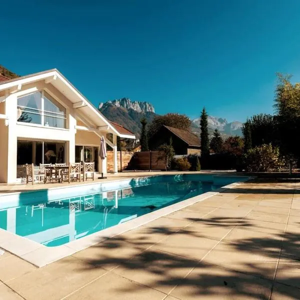 Studio indépendant 3 étoiles dans villa au bord du lac d'Annecy, hotel u gradu 'Veyrier-du-Lac'