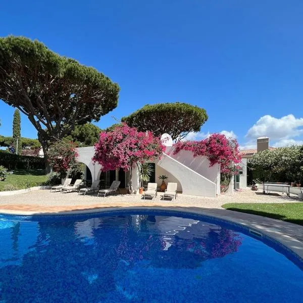 Traditional 3 bedroom villa with great pool in the heart of Vale do Lobo, hotell sihtkohas Almancil