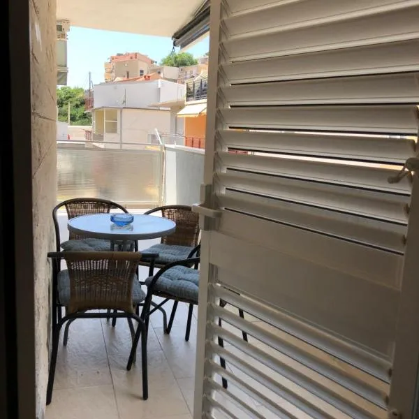 Omis - private Ensuite room with balcony - hotel style, отель в Омише