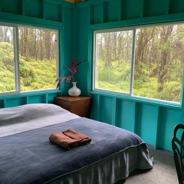 Simple Rustic studio deluxe bed in tropical fruits garden, hotel in Mountain View