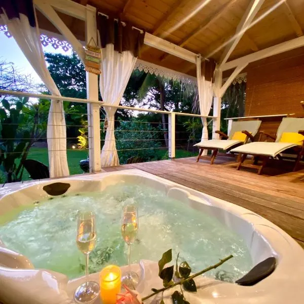 Villa Gaïa - Bungalow Ti-Zen et son jacuzzi niché dans un jardin tropical, séjour en amoureux – hotel w mieście Le Diamant