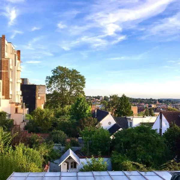 Calm, green & birdsong near the city center, hotel u Bruxellesu