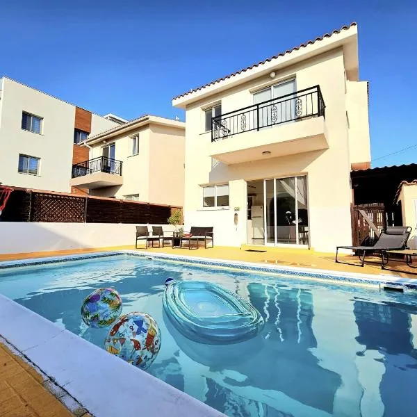 Spacious Villa with Private Pool, hotel a Paphos