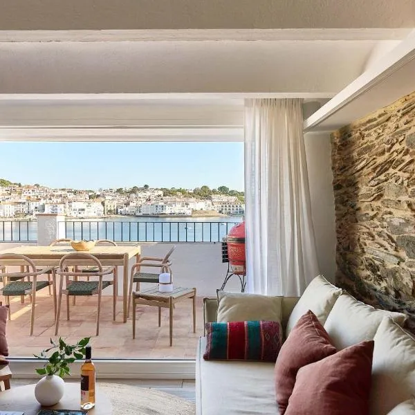 Beachfront Penthouse with Sea Views in CADAQUES, hotel Cadaqués