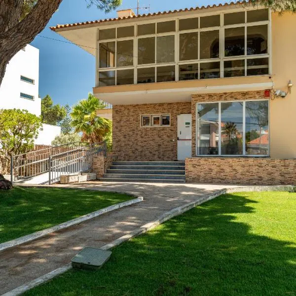 Lisbon Surf Hostel, hotel en Cascais