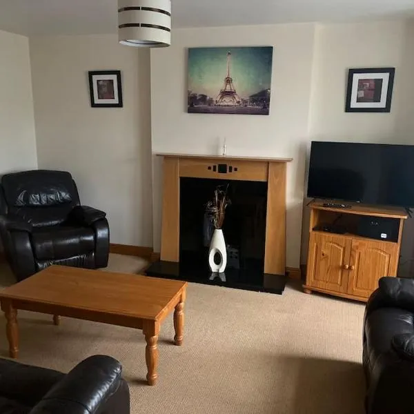 Modern 4 Bed House in town, hótel í Tobercurry