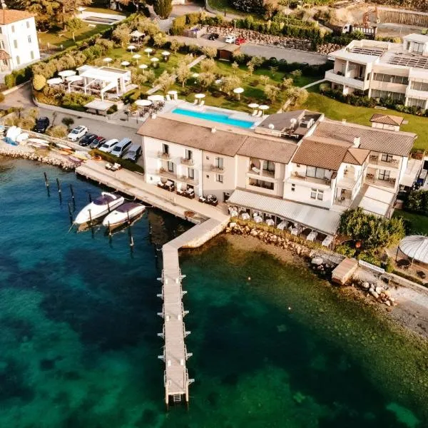 Bella Hotel & Restaurant with private dock for mooring boats, hotel din Toscolano Maderno