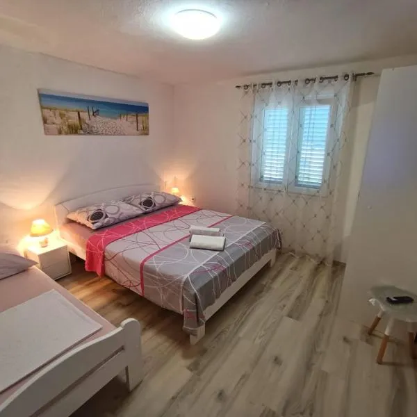 Guesthouse Eljuga Family: Stari Grad şehrinde bir otel