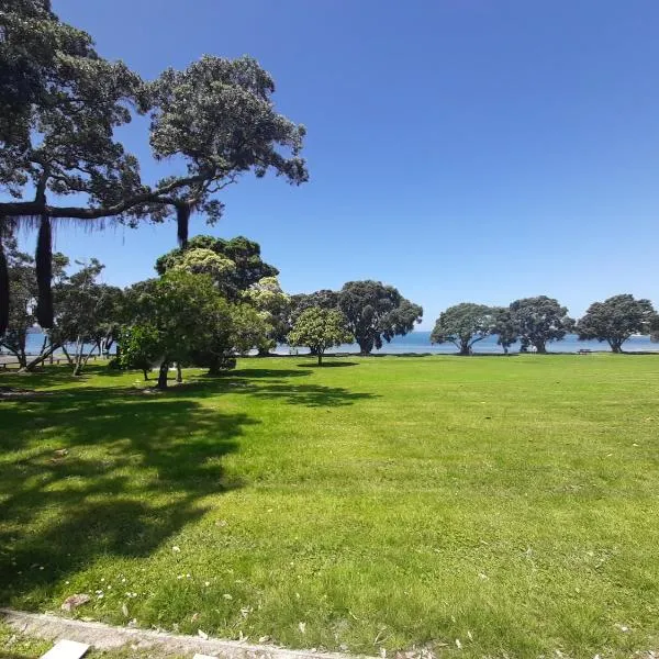 Ariki beachfront apartment, hotel in Orewa