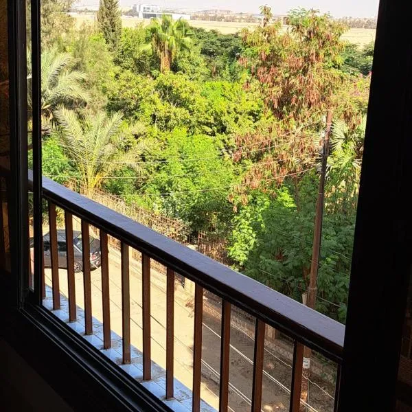 Panorama apartment with a charming view of Cairo Intl Airport All the apt for you with free airport pick up or drop off limousine 免费机场接送服务شقة بإطلالة ساحرة على مطار القاهرة الدولي, hotel i Kairo