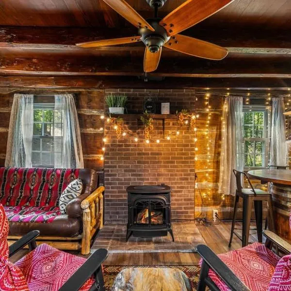 Boozy Bear Bungalow romantic cabin 5 mins 2 downtown with hot tub and fire pit, viešbutis Gatlinburg