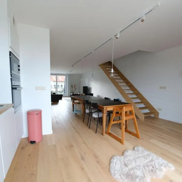 Prachtig duplex appartement met balkon te Wenduine, hotelli kohteessa De Haan