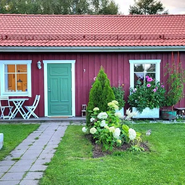 우메오에 위치한 호텔 Cabin located in a traditionally Swedish setting!