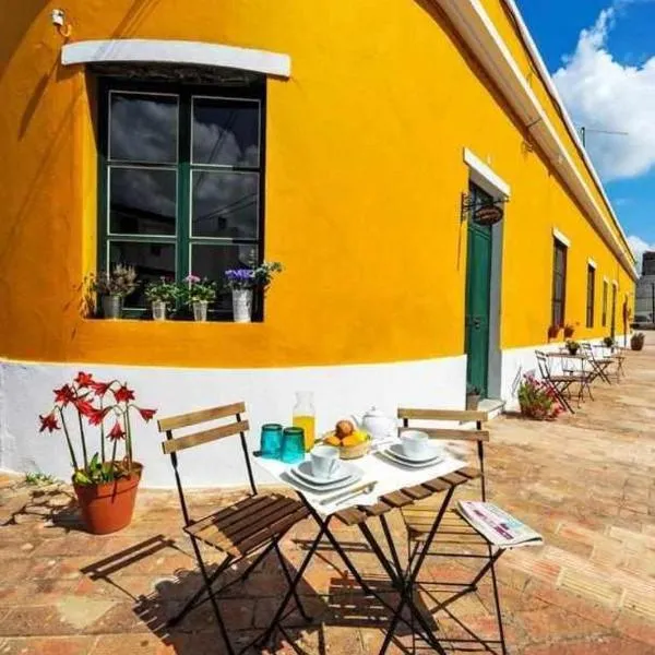 Casa Amarela Alojamento Local, hotel em Mértola