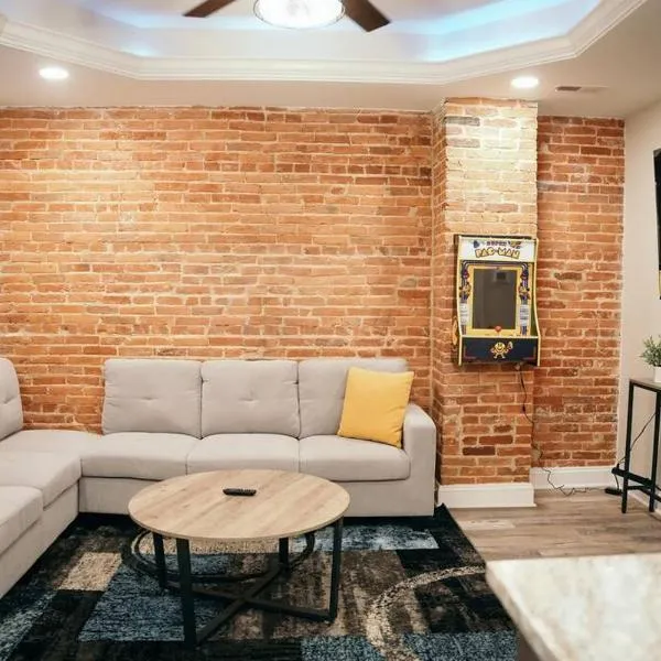 Sleek and Cozy Micro Fells Point Residence!: Baltimore şehrinde bir otel