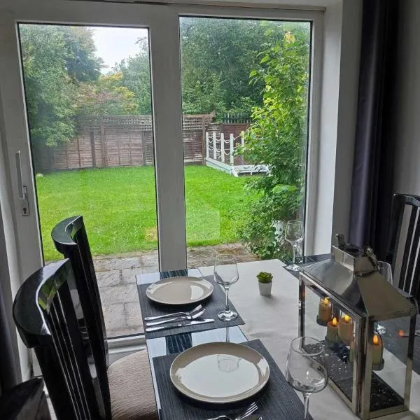 Serendipity - 4 bedrooms - Big Garden - Near Manchester Airport, Whythenshawe Hospital and Roundthorn Business Park، فندق في هييل