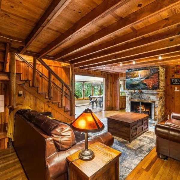 Whiskey Ridge Lodge, A Restored 1940s Gem, 2 Mins from Downtown, Breathtaking City Views, Custom Game Room, and Spacious Elegance, hotel u gradu 'Gatlinburg'