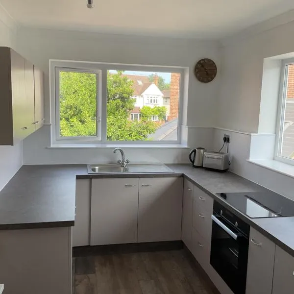 Large 2-bedroom maisonette with free parking, hotell sihtkohas Twickenham