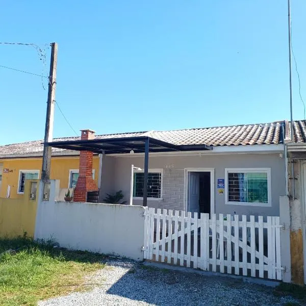 Excelente casa na praia em Matinhos PR. 600 metros da praia., hotel em Matinhos