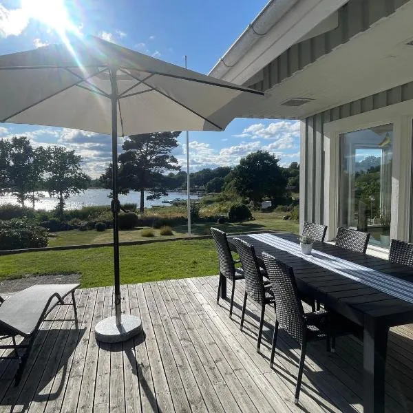 Seaside Home with Stunning Views Overlooking Blekinge Archipelago, hotel din Karlskrona