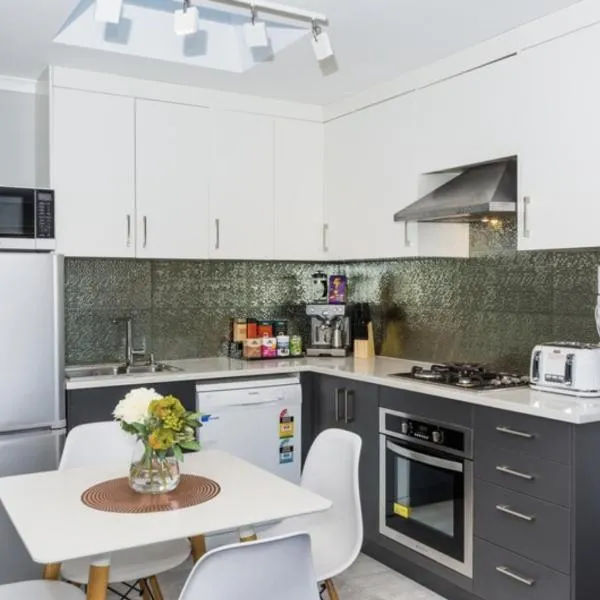 Albany Modern Private 2 bedroom 2 bathroom with Full Kitchen Netflix、Mairangi Bayのホテル