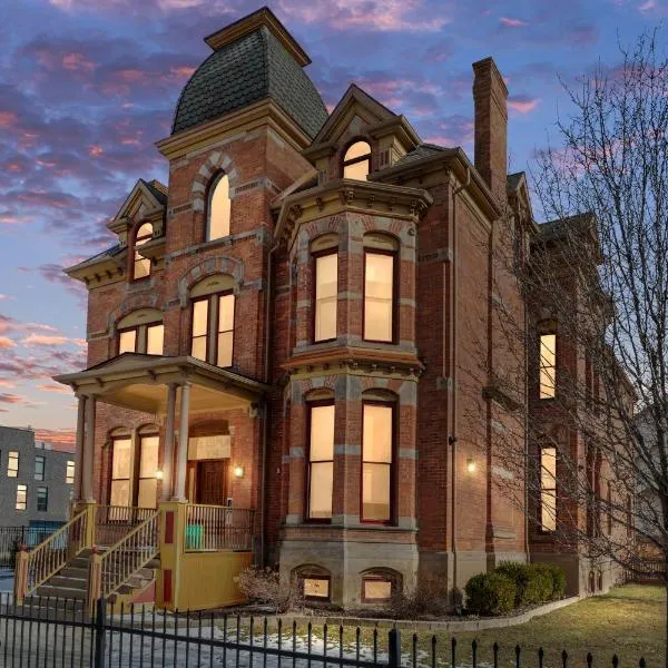 The Lumber Baron's Mansion: 2 King Suites, 2.5BA + Gym, hotel sa Detroit