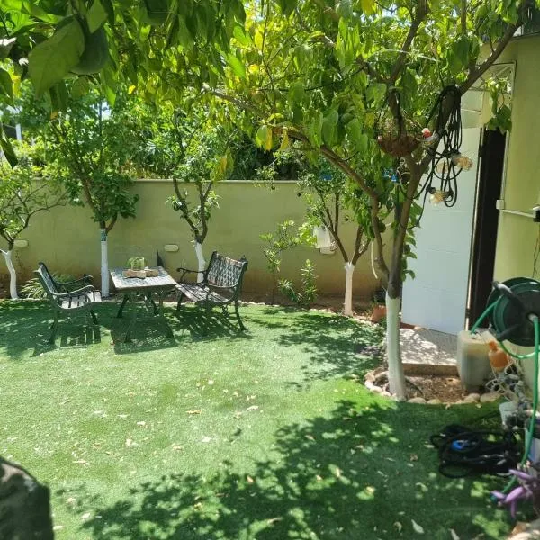 B&B Amit 18 minutes from the airport - אירוח כפרי עמית 18 דקות משדה תעופה, ξενοδοχείο σε Herzelia 