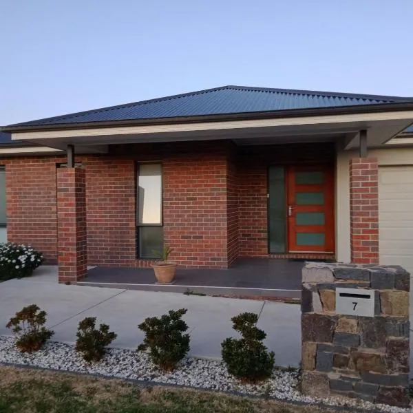 Brand new self-contained one bedroom unit, Hotel in Queanbeyan