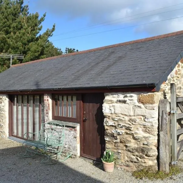 Cozy, open plan barn with log burner, hotel em Redruth