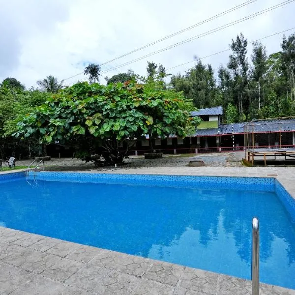 Leisure Homestay - Pool, Boating, Zipline, Home Food, Estate, hôtel à Mudigere