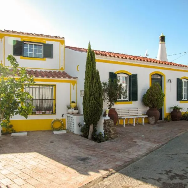 Charming Countryside Home with Fireplace & Patio, Hotel in Mina de São Domingos