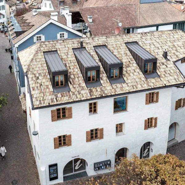 Schmitte am Sonnenwirtsplatz Eppan in South Tyrol, hotel Appiano sulla Strada del Vinóban