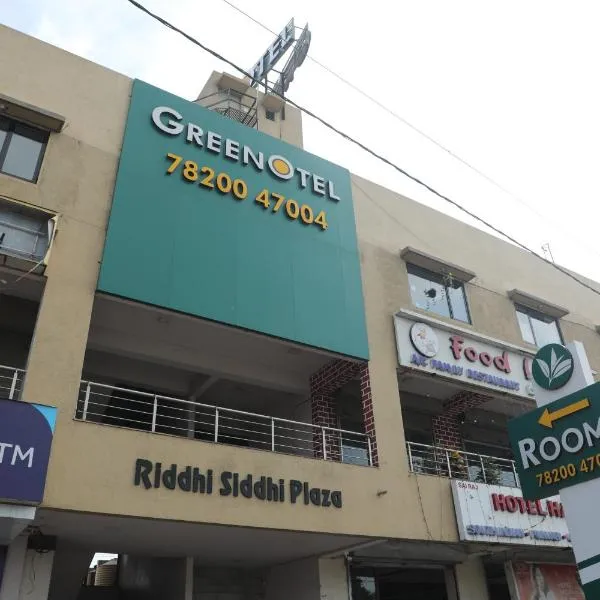 Greenotel Rooms Hazira, Surat، فندق في سورات