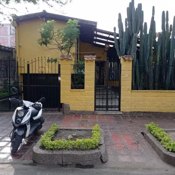 Yellow House Hostel, hotel i Medellín